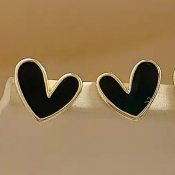Cute Black Heart Earrings - Picture 2 of 5